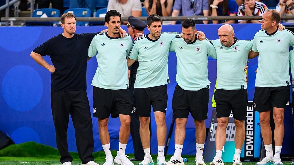Nagelsmann arbeitete mit einem gro&szlig;en Staff zusammen. (Archivbild)