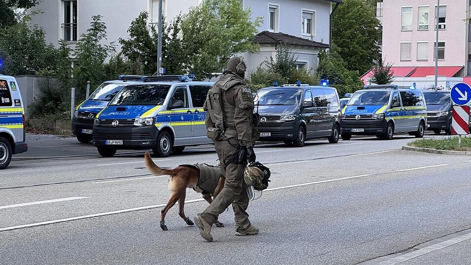 Auch Hunde waren beim Gro&szlig;aufgebot im Einsatz.&nbsp;