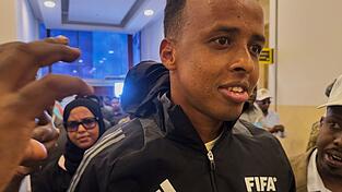 Bei seiner Rückkehr nach Somalia wurde Referee Omar Artan gefeiert. Bei seiner Rückkehr nach Somalia wurde Referee Omar Artan gefeiert.