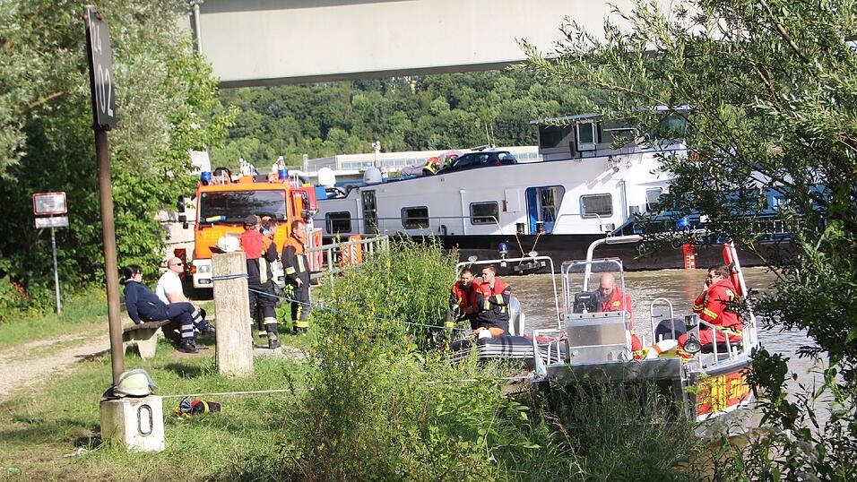 Bei Poikam im Landkreis Kelheim hat sich ein Schiff quergestellt. Bei Poikam im Landkreis Kelheim hat sich ein Schiff quergestellt.