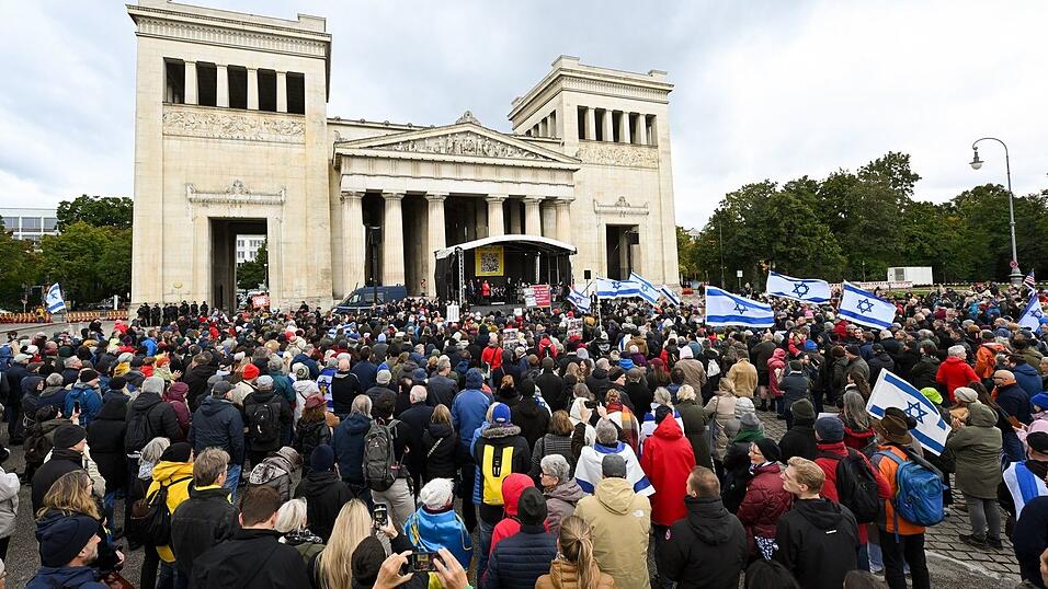 Menschen stehen bei der Kundgebung «Dach gegen Hass» gegen Antisemitismus am Königsplatz in München.
