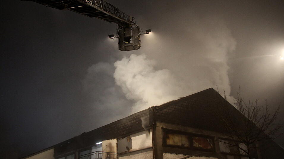 Die Kultdisko Penker in Ascha ist am frühen Mittwochmorgen in Flammen aufgegangen. Die Kultdisko Penker in Ascha ist am frühen Mittwochmorgen in Flammen aufgegangen.