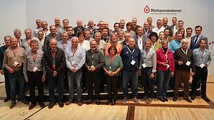 46 verdiente Blutspender aus dem Landkreis Cham werden im Rahmen eines exklusiven Abends geehrt.