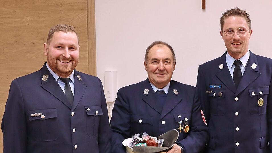 Vorsitzender Franz Obergaulinger, Martin Geltinger, Kommandant Florian Kobold. Vorsitzender Franz Obergaulinger, Martin Geltinger, Kommandant Florian Kobold.