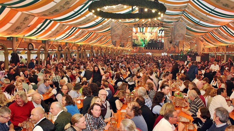 Die Fr&uuml;hjahrsdult 2017 in Landshut neigt sich dem Ende entgegen. Grund genug, noch einmal richtig in den Bierzelten zu feiern - abgerundet vom traditionellen Feuerwerk.