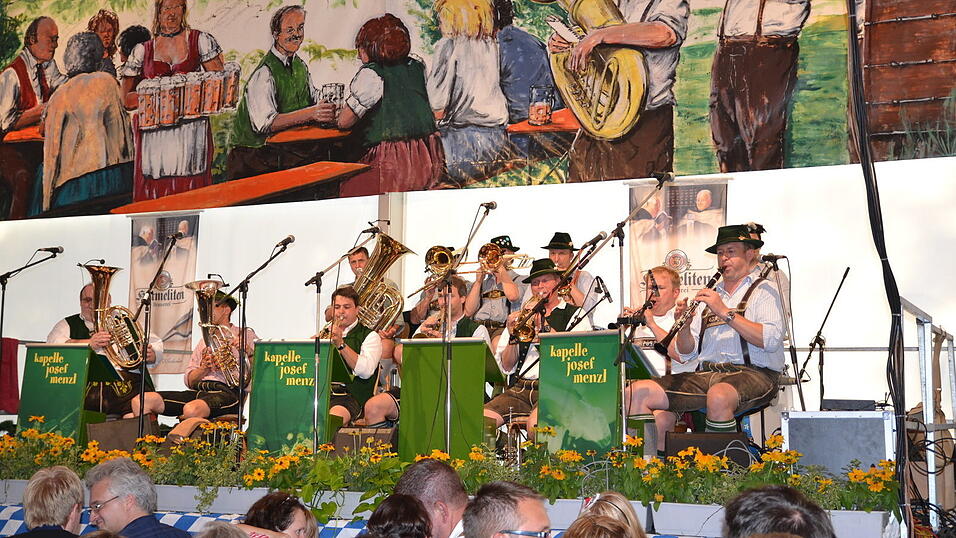 Es herrschte eine gute Atmosphäre im Zelt 7 beim Auftritt der Kapelle Josef Menzl. (Foto: Fabian Roßmann) Es herrschte eine gute Atmosphäre im Zelt 7 beim Auftritt der Kapelle Josef Menzl. (Foto: Fabian Roßmann)