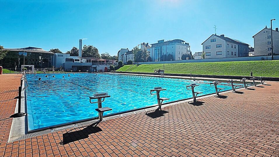 Die Freibadsaison im Aquatherm startet kommende Woche. An den Becken finden derzeit noch letzte Arbeiten statt.