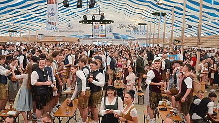 Die Mountain Crew sorgte dafür, dass auf den Bänken getanzt wurde.