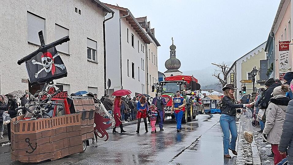 Die &bdquo;Piraten&ldquo; f&uuml;hrten mit ihrem geenterten Popcorn-Schiff den Umzug an.