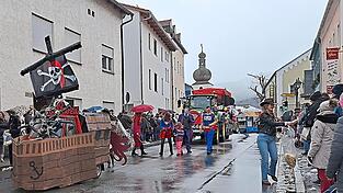 Die &bdquo;Piraten&ldquo; f&uuml;hrten mit ihrem geenterten Popcorn-Schiff den Umzug an.