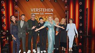Barbara Schöneberger (4.v.r) moderiert erstmals die ARD-Show 'Verstehen Sie Spaß?' und hat Jana Ina (l-r), Giovanni Zarrella, Hans Sigl, Lisa und Lena, Martina Ertl und Paola Felix zu Gast.