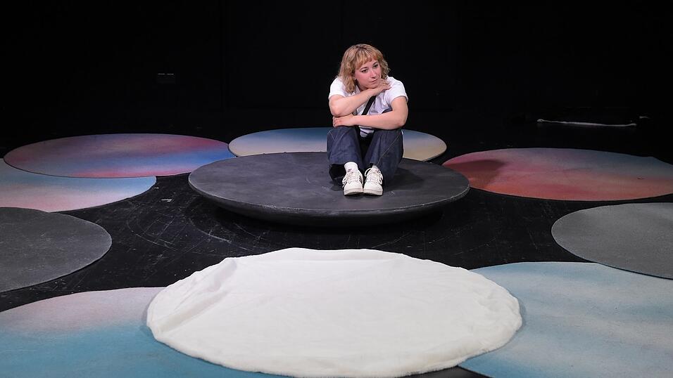 Constanze Winkler bringt Rhythmus in den Text und schafft es, mehr ein Gespräch mit den Zuschauern zu führen als einen Monolog zu halten. Constanze Winkler bringt Rhythmus in den Text und schafft es, mehr ein Gespräch mit den Zuschauern zu führen als einen Monolog zu halten.