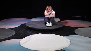 Constanze Winkler bringt Rhythmus in den Text und schafft es, mehr ein Gespräch mit den Zuschauern zu führen als einen Monolog zu halten. Constanze Winkler bringt Rhythmus in den Text und schafft es, mehr ein Gespräch mit den Zuschauern zu führen als einen Monolog zu halten.