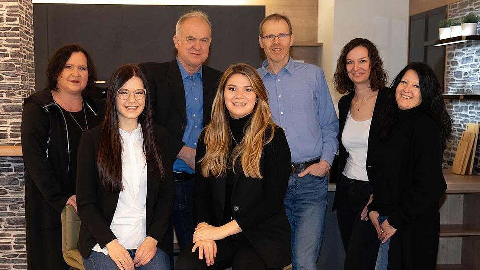 'Man verliebt sich selbst in jede K&uuml;che', sagt Elena Eckert (vorne, rechts). Sie und ihre Schwester Laura (links) sind mit in den Familienbetrieb der Eltern (hinten, links) eingestiegen.