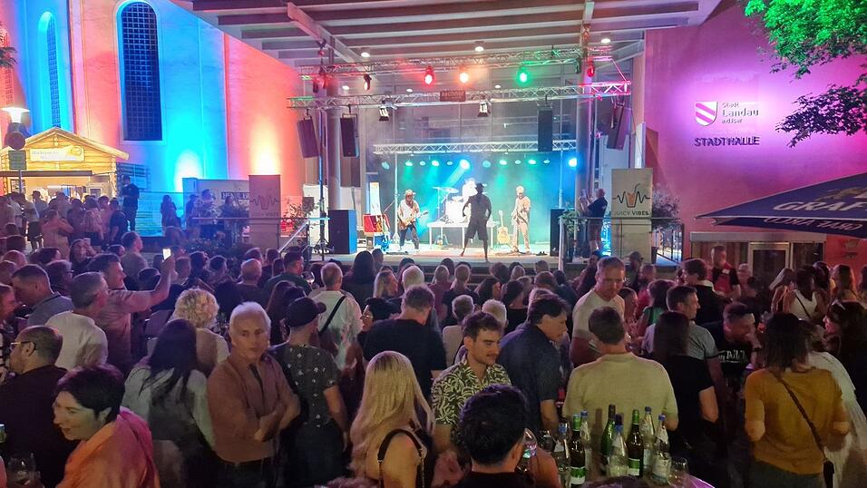 Die Juicy Vibes sorgten am Freitag beim Weinfest für Stimmung. Sie lockten Musikbegeisterte mehrerer Generationen vor die Bühne. Die Juicy Vibes sorgten am Freitag beim Weinfest für Stimmung. Sie lockten Musikbegeisterte mehrerer Generationen vor die Bühne.