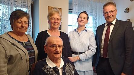 Der Jubilar mit Laberweintings B&uuml;rgermeister Johann Grau und seinen Nichten und der Betreuerin.