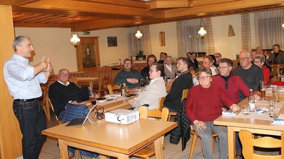 Landrat Ronny Raith bei seinem Vortrag (stehend li.)