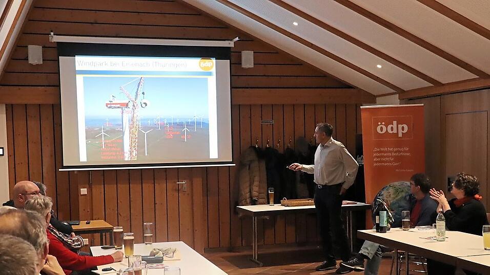 Vor rund 25 Zuh&ouml;rern, davon &uuml;berwiegend &Ouml;DP-Mitglieder, sprach Josef Gold im Sportgarten Donaustauf &uuml;ber Windkraftanlagen.