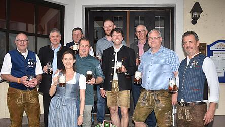 Die Verantwortlichen rund ums Volksfest zusammen mit Festwirt Anton M&uuml;ller und B&uuml;rgermeister und zugleich Schirmherrn Martin Fischer (vorne von rechts).