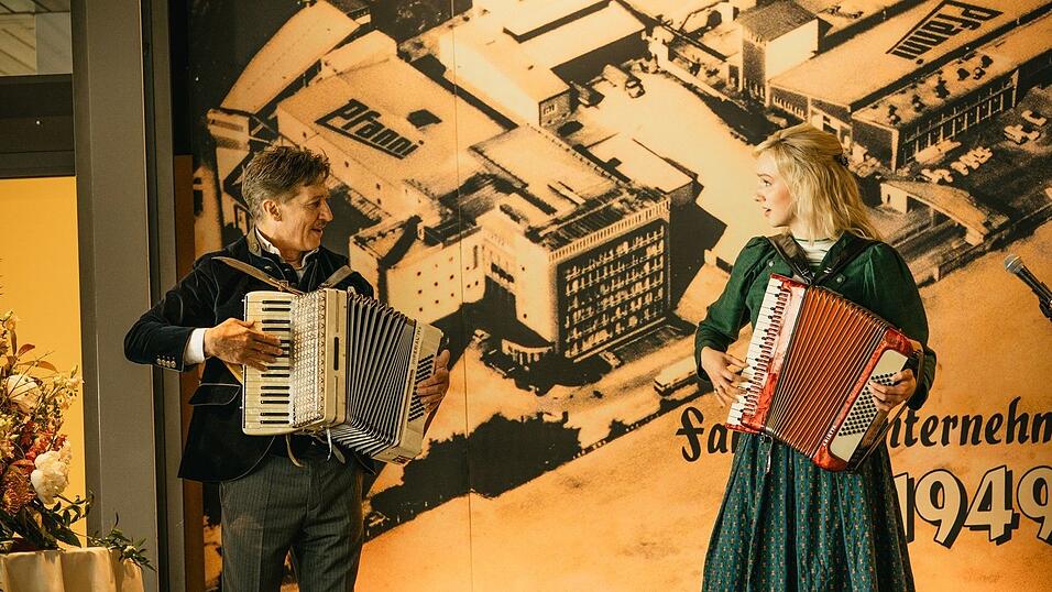 Linda Bierwirth (Jule Hermann) liefert sich ein Akkordeon-Battle mit ihrem Patenonkel Theo Meinhardt (Tobias Moretti). Linda Bierwirth (Jule Hermann) liefert sich ein Akkordeon-Battle mit ihrem Patenonkel Theo Meinhardt (Tobias Moretti).