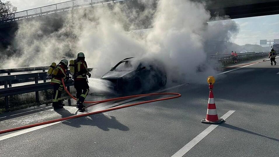 Am Sonntag brannte auf der A 92 ein Auto aus. Verletzt wurde dabei laut Polizei niemand.