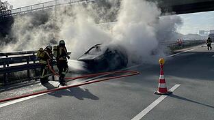 Am Sonntag brannte auf der A 92 ein Auto aus. Verletzt wurde dabei laut Polizei niemand.