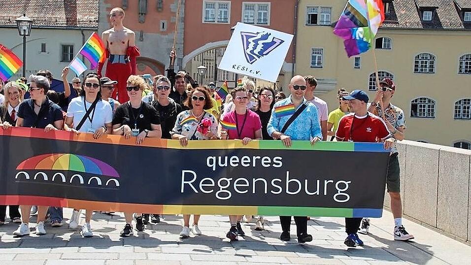 Auch in diesem Jahr werden wieder Tausende beim CSD über die Steinerne Brücke marschieren und für Gleichberechtigung demonstrieren. Berichte über eine angebliche Absage sind laut Veranstalter falsch. Auch in diesem Jahr werden wieder Tausende beim CSD über die Steinerne Brücke marschieren und für Gleichberechtigung demonstrieren. Berichte über eine angebliche Absage sind laut Veranstalter falsch.