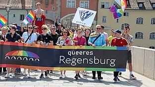 Auch in diesem Jahr werden wieder Tausende beim CSD über die Steinerne Brücke marschieren und für Gleichberechtigung demonstrieren. Berichte über eine angebliche Absage sind laut Veranstalter falsch. Auch in diesem Jahr werden wieder Tausende beim CSD über die Steinerne Brücke marschieren und für Gleichberechtigung demonstrieren. Berichte über eine angebliche Absage sind laut Veranstalter falsch.