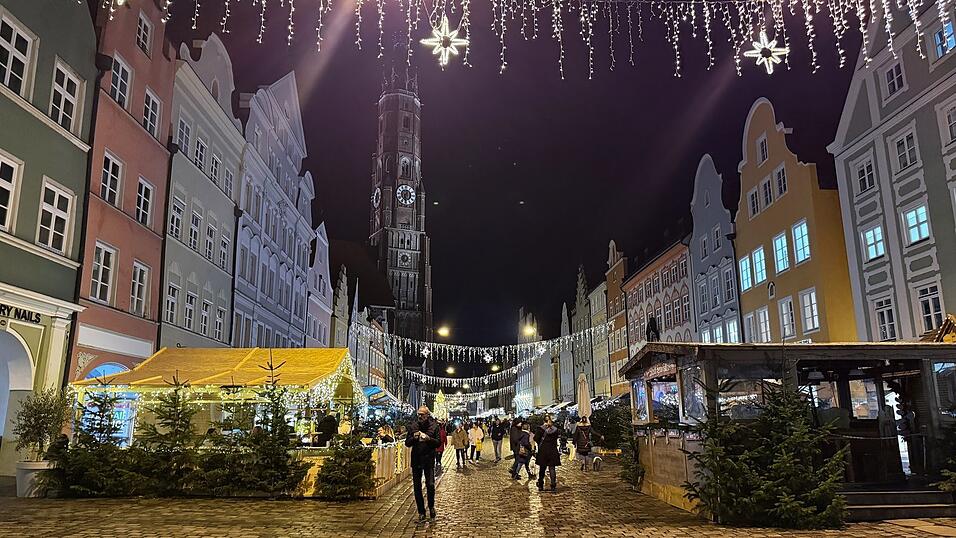 Buden und Dekoration in der Altstadt kommen bei stadtbildrelevanten Institutionen nicht gut an - wohl aber beim bummel- und feierfreudigen Publikum. Buden und Dekoration in der Altstadt kommen bei stadtbildrelevanten Institutionen nicht gut an - wohl aber beim bummel- und feierfreudigen Publikum.