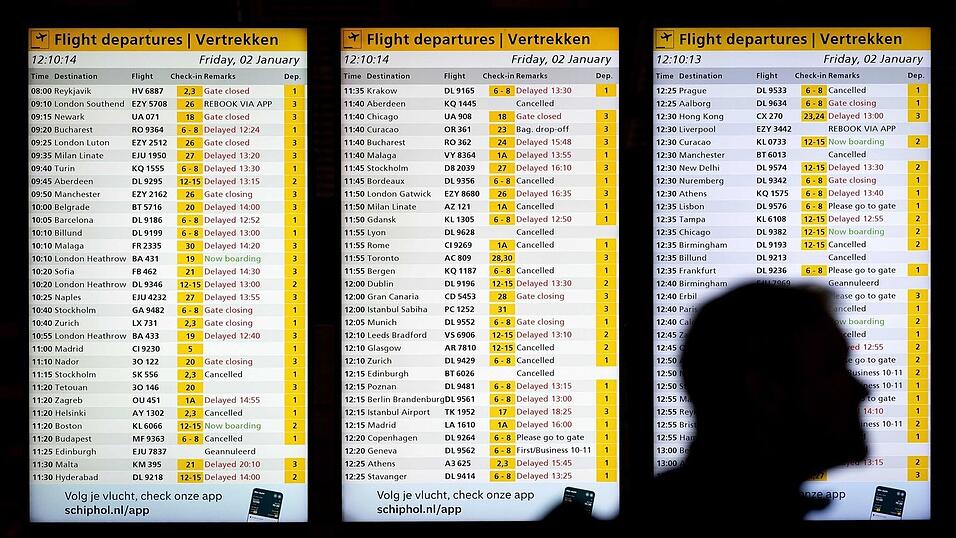Informationstafeln am Flughafen Schiphol informieren &uuml;ber annullierte und versp&auml;tete Fl&uuml;ge.