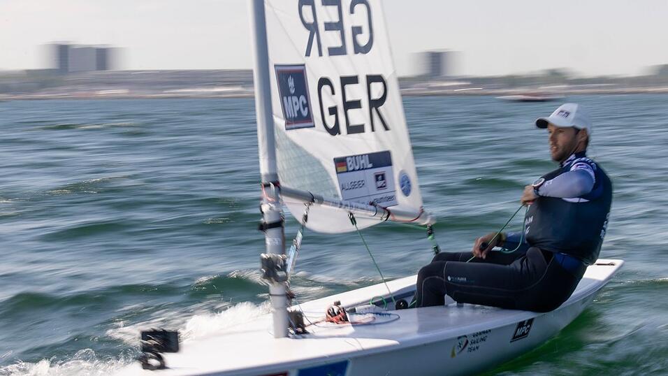 Philipp Buhl ist in Aktion während einer Wettfahrt bei der Kieler Woche. (Archivbild) Philipp Buhl ist in Aktion während einer Wettfahrt bei der Kieler Woche. (Archivbild)