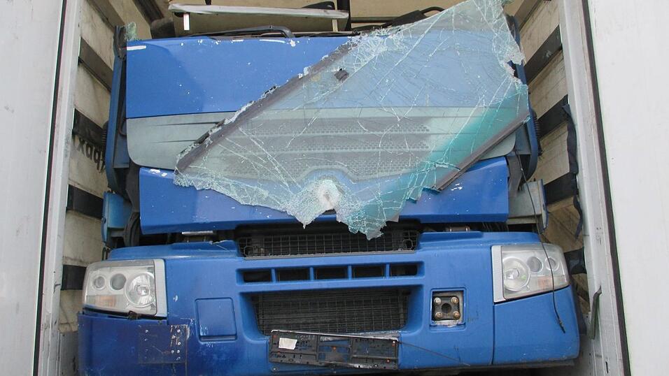 F&uuml;r diese nicht mehr fahrt&uuml;chtigen Sattelzugmaschinen h&auml;tte man bei der Ausfuhr eine spezielle Genehmigung ben&ouml;tigt, da sie als Abfall gelten.