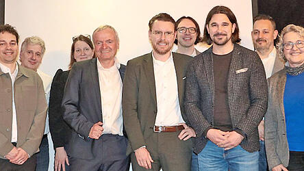 Hatten den Abend mit Prof. Manfred Spitzer (4. v. l.) organisiert (v. l.): Johannes Treml, Strama-Group-Marketingleiter, Erwin Berger, Ausbildungsleiter bei Strama, Gabi Berger vom Kinderhaus Steinach, Martin Ebner, CEO der Strama Group, Grundschulrektor Sebastian Mayer, Lothar Schwarz, geschäftsführender Gesellschafter Interatio MediTec, Maximilian Heger, CFO der Strama Group, und Bürgermeisterin Christine Hammerschick