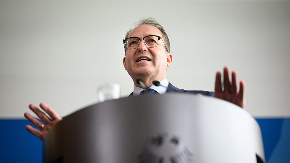 Bundesinnenminister Alexander Dobrindt will den Familiennachzug für bestimmte Flüchtlinge stoppen.