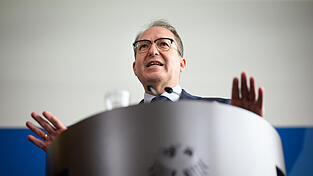 Bundesinnenminister Alexander Dobrindt will den Familiennachzug für bestimmte Flüchtlinge stoppen.