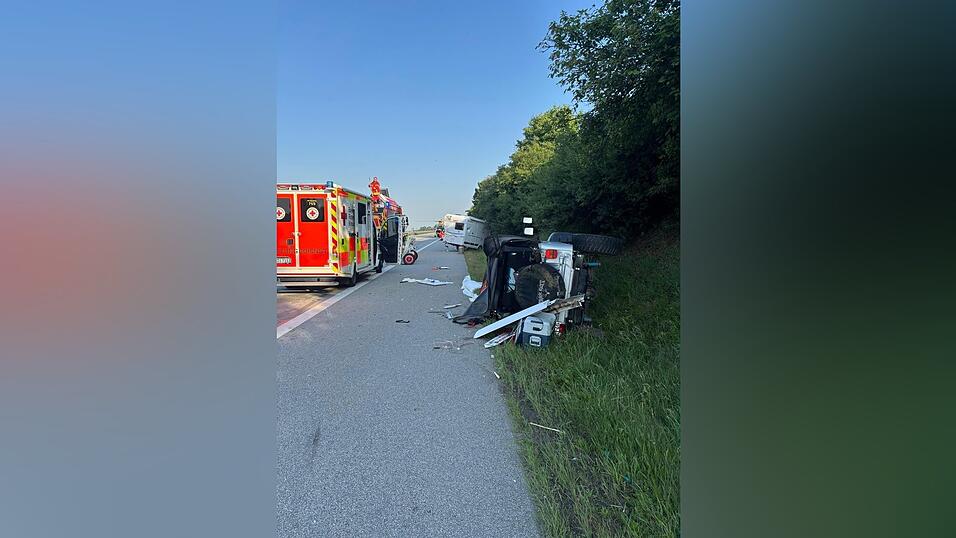 Die A 3 war am Donnerstagmorgen in Richtung Regensburg komplett gesperrt. Neben Feuerwehr und Rettungsdienst war auch ein Rettungshubschrauber im Einsatz. Die A 3 war am Donnerstagmorgen in Richtung Regensburg komplett gesperrt. Neben Feuerwehr und Rettungsdienst war auch ein Rettungshubschrauber im Einsatz.