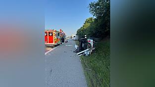 Die A 3 war am Donnerstagmorgen in Richtung Regensburg komplett gesperrt. Neben Feuerwehr und Rettungsdienst war auch ein Rettungshubschrauber im Einsatz.