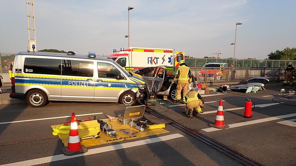 Drei Menschen wurden beim Unfall verletzt.
