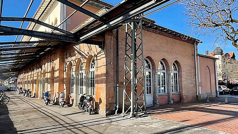 Blick vom Bahnsteig auf das alte Bahnhofsgeb&auml;ude. Das denkmalgesch&uuml;tzte Geb&auml;ude ist in die Jahre gekommen. Aber ein wenig vom alten Glanz ist noch zu sehen.