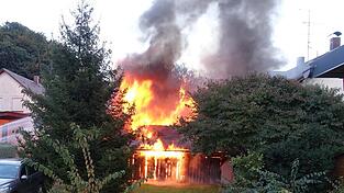 Das Holzgebäude brannte beim Eintreffen der Feuerwehr bereits lichterloh.