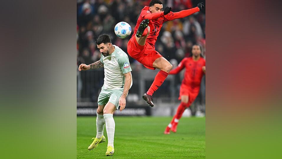 Rasanter Kampf um den Ball zwischen Jamal Musiala (r) und Bremens Anthony Jung.