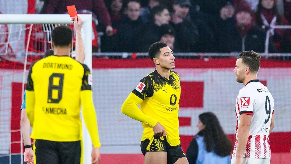 Sah für eine Notbremse die Rote Karte: Dortmunds Jobe Bellingham (M.). Sah für eine Notbremse die Rote Karte: Dortmunds Jobe Bellingham (M.).