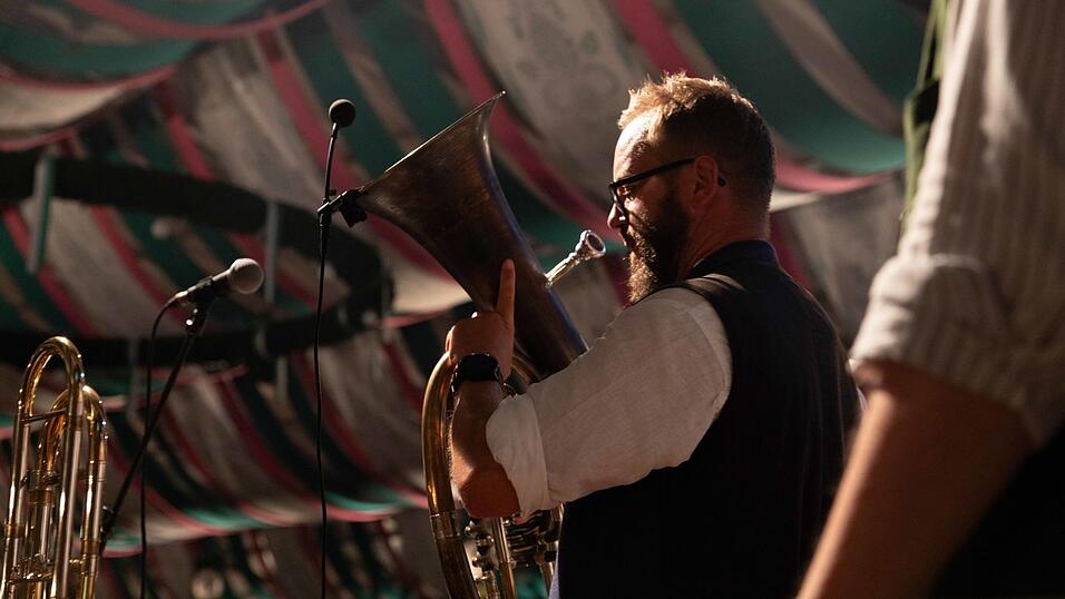 Als die Kapelle Josef Menzl am Montag, 10. August, im Festzelt Weckmann aufspielte, war die Stimmung ausgelassen. Als die Kapelle Josef Menzl am Montag, 10. August, im Festzelt Weckmann aufspielte, war die Stimmung ausgelassen.