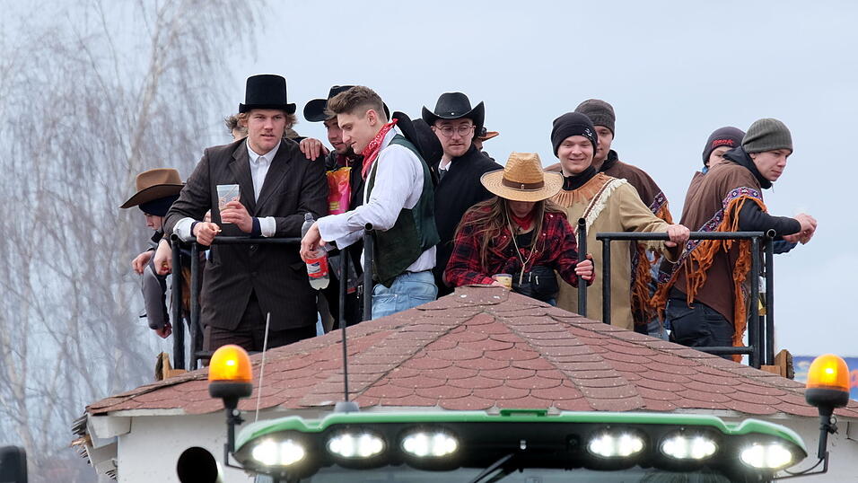 Beste Stimmung herrschte beim Rosenmontagszug in Geisenhausen.