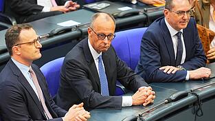 Vertreter der Unionsfraktion applaudieren dem gewählten Bundeskanzler Friedrich Merz (M.).