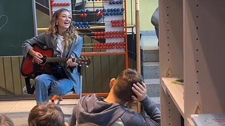 Leony sang ihre Hits, lautstark begleitet von den Kids.