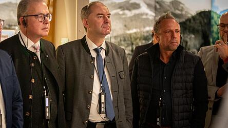 Fraktionschef Florian Streibl, Parteivorsitzender Hubert Aiwanger und Umweltminister Thorsten Glauber (v.l.) besuchen das Dokumentationszentrum Obersalzberg. Fraktionschef Florian Streibl, Parteivorsitzender Hubert Aiwanger und Umweltminister Thorsten Glauber (v.l.) besuchen das Dokumentationszentrum Obersalzberg.