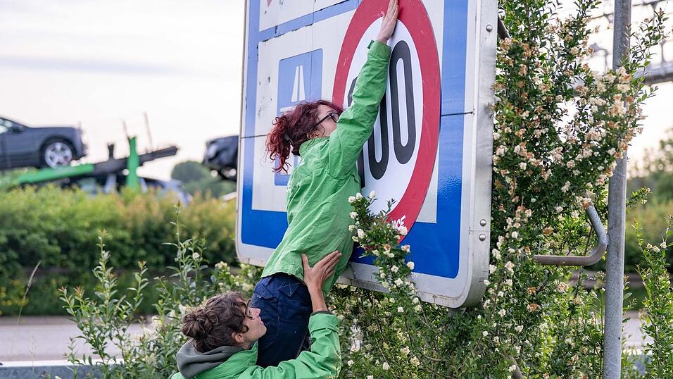 Weg mit der blauen unverbindlichen Zahl 130, die für die Richtgeschwindigkeit steht, und rauf mit dem 100-Stundenkilometer-Tempolimit. Weg mit der blauen unverbindlichen Zahl 130, die für die Richtgeschwindigkeit steht, und rauf mit dem 100-Stundenkilometer-Tempolimit.