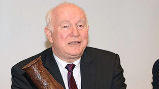 Landrat Heinrich Trapp zeigte bei der Pressekonferenz das verbleibende Duplikat der 'Venus von Aufhausen'. Beim Verlust des Originals blutet ihm das Herz. Landrat Heinrich Trapp zeigte bei der Pressekonferenz das verbleibende Duplikat der 'Venus von Aufhausen'. Beim Verlust des Originals blutet ihm das Herz.