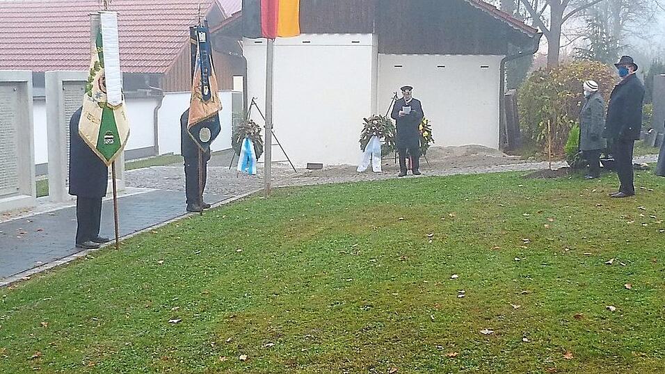 Coronabedingt klein war die Anzahl der Teilnehmer am diesjährigen Volkstrauertag in Furth im Wald. Coronabedingt klein war die Anzahl der Teilnehmer am diesjährigen Volkstrauertag in Furth im Wald.
